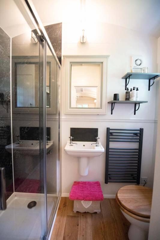 Hall Retreat Lodge *